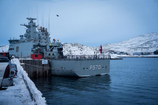 Kapal patroli Angkatan Laut Kerajaan Denmark HDMS Knud Rasmussen berlabuh di pelabuhan Nuuk, Greenland, pada Jumat (16/1/2026). Foto: Alessandro Rampazzo/AFP