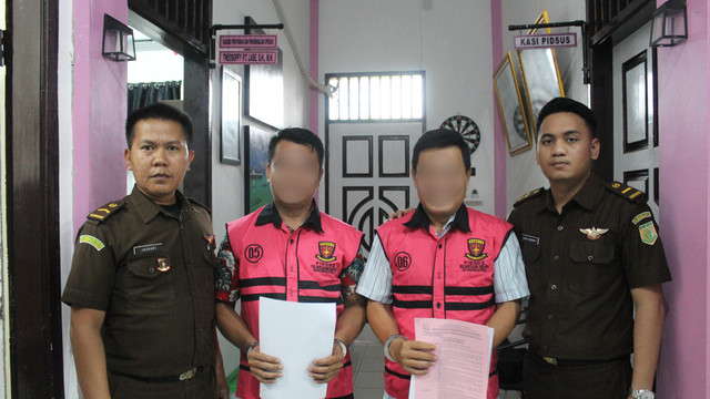 Kades dan Sekdes di Gunungsitoli ditetapkan sebagai tersangka atas dugaan tindak pidana korupsi dana desa sebesar Rp 500 juta, Sumut, Rabu (14/1/2026). Foto: Dok. Kejari Gunungsitoli