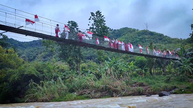 Siswa-siswi melintasi Jembatan Sungai Keduang 2 yang telah rampung dibangun di Dusun Bulak dan Dusun Pengkol, Kabupaten Wonogiri, Jawa Tengah, Minggu (17/1/2026). Foto: Dok. Bakom RI