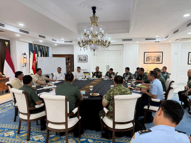 Presiden Prabowo Subianto menerima pertemuan rutin bersama beberapa pejabat utama Tentara Nasional Indonesia (TNI) di Istana Merdeka, Jakarta, Jumat (16/1/2026). Foto: Instagram/@sekretariat.kabinet