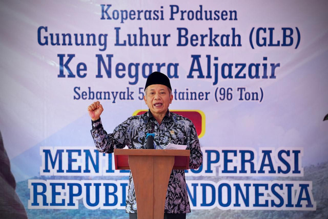 Menteri Koperasi (Menkop) Ferry Juliantono meresmikan pelepasan ekspor kopi Koperasi Produsen Gunung Luhur Berkah (GLB) ke Aljazair. Foto: Dok. Kementerian Koperasi