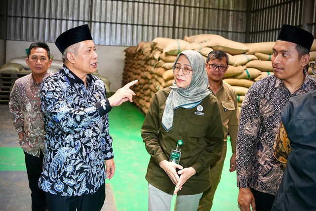 Menteri Koperasi (Menkop) Ferry Juliantono meresmikan pelepasan ekspor kopi Koperasi Produsen Gunung Luhur Berkah (GLB) ke Aljazair. Foto: Dok. Kementerian Koperasi