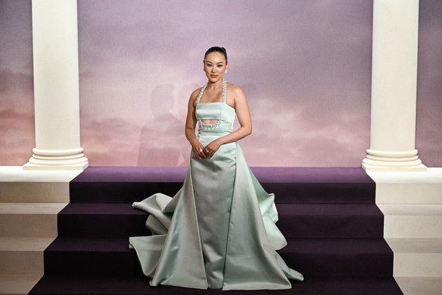 Aktris Australia Yerin Ha tiba di acara pemutaran perdana dunia "Bridgerton Musim 4" di Palais Brongniart di Paris, Rabu (14/1/2026). Foto: Julien De Rosa/AFP