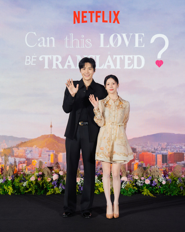 Kim Seon Ho dan Go Yoon Jung di tengah ribuan penggemar saat acara Fan Event Can This Love Be Translated? di Jakarta. Foto: Netflix