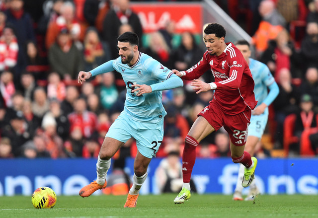 Armando Broja dari Burnley beraksi dengan Hugo Ekitike dari Liverpool pada pertandingan Liga Inggris antara Liverpool vs Burnley di Anfield, Liverpool, Sabtu (17/1/2026). Foto: Peter Powell/REUTERS