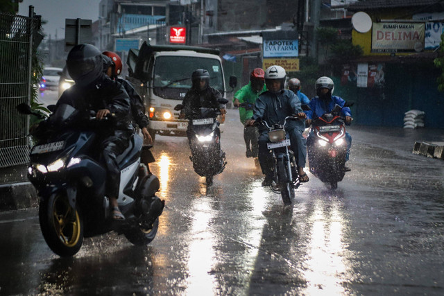 Pengendara kendaraan bermotor memacu kendaraannya saat hujan deras di kawasan Kalimalang, Cipinang, Jakarta, Sabtu (18/1/2026). Foto: Iqbal Firdaus/kumparan