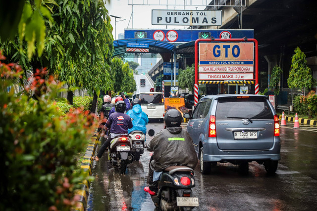 Pengendara kendaraan bermotor masuk ke Tol Cililitan 2 akibat banjir di kawasan Gerbang Tol Pulogebang, Jakarta, Minggu (18/1/2026). Foto: Iqbal Firdaus/kumparan