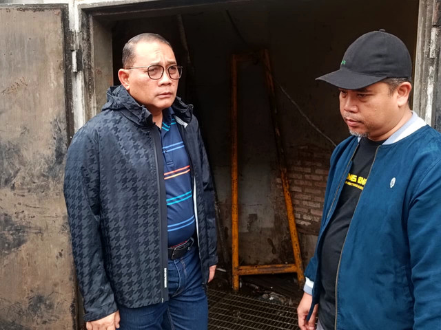 Wali Kota Jakarta Pusat, Arifin (kiri) meninjau banjir di Underpass Senen, Jakarta Pusat pada Minggu (18/1/2026). Foto: Ryan Iqbal/kumparan