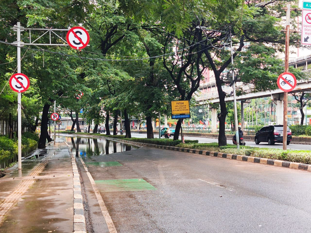 Banjir yang sebelumnya capai ketinggian 1 meter sudah berangsur surut di Jalan Letjen Suprapto, Cempaka Putih, Jakarta Pusat, Minggu (18/1/2026). Foto: Jeni Ritanti/kumparan