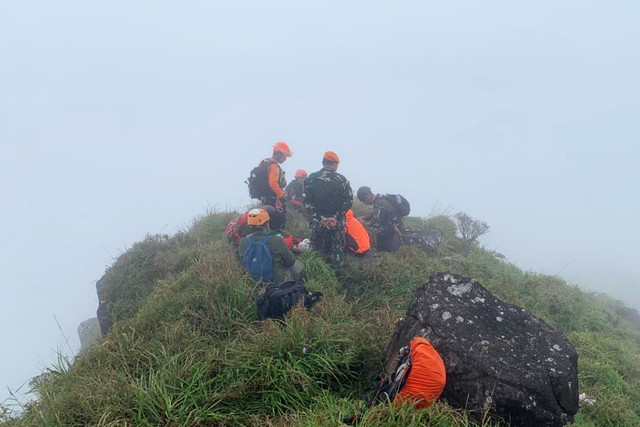 Proses pencarian hari ke-2 dan evakuasi serpihan serta bangkai pesawat ATR 42-500 di Puncak Gunung Bulusaraung, Sulawesi Selatan. Foto: Dok. Basarnas/Tim SAR Gabungan