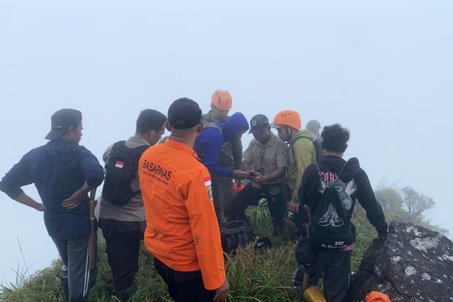 Tim SAR Belum Temukan Korban Pesawat ATR yang Jatuh, Terkendala Cuaca dan  Medan | kumparan.com