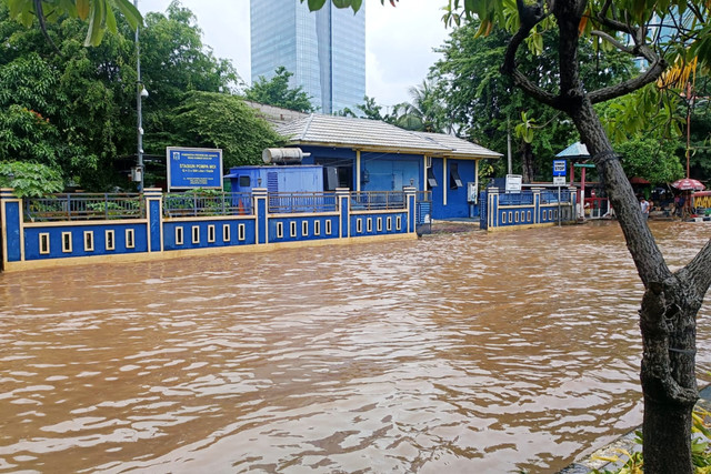 Banjir dengan ketinggian mencapai betis kaki orang dewasa terjadi di depan MOI, Jalan Boulevard Barat Raya, Jakarta Utara, Minggu (18/1/2026). Foto: Ryan Iqbal/kumparan