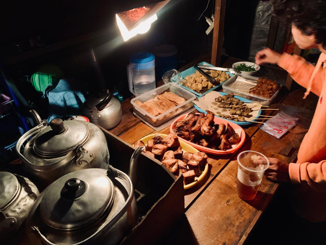 Deretan ketel air panas, sate, dan gorengan tersaji di atas gerobak angkringan, menandai  aktivitas angkringan akan segera dimulai. (Sumber Foto : Dokumentasi Pribadi)