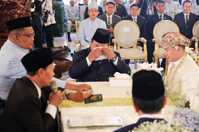 Presiden Prabowo menangis saat menjadi saksi nikah Sespri Agung Surahman di TMII, Jakarta Timur, Minggu (18/1/2026).  Foto: Dok. Tim Media Prabowo Subianto