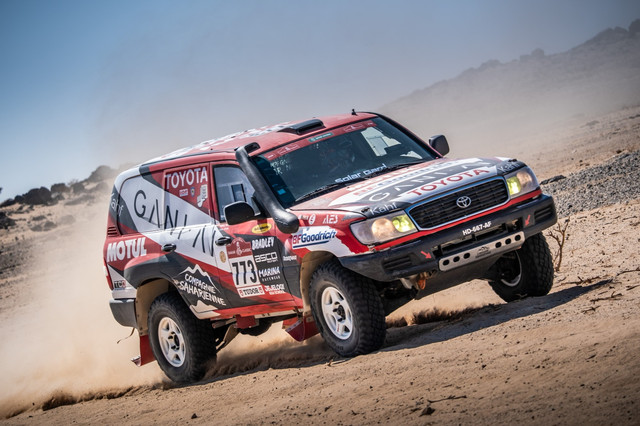 Momen pebalap reli asal Indonesia, Julian Johan 'Jeje' menyelesaikan kompetisi Rally Dakar 2026 di Yanbu, Arab Saudi. Foto: Rally Dakar/Lucas Delmas-Marsalet