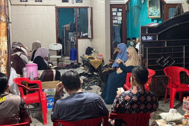 Suasana doa bersama di rumah Yoga Nauval, pegawai KKP yang jadi korban jatuhnya pesawat ATR 42-500 rute Yogyakarta-Makassar, Minggu (18/1/2026). Foto: Abid Raihan/kumparan