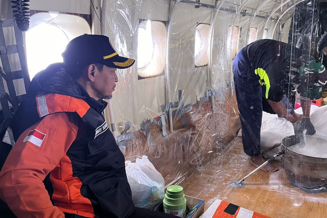 Pelaksanaan operasi modifikasi cuaca (OMC) hari ketiga oleh BPBD Jakarta bersama BMKG dan TNI AU untuk kurangi potensi banjir pada Minggu (18/1/2026). Foto: BPBD DKI Jakarta