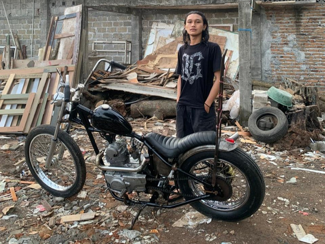 Ambrosius Kristorano (20), mahasiswa Seni Rupa, berpose dengan Chopper yang menonjolkan aksen karat otentik pada tangki hitam. (Foto: Dok. Pribadi)