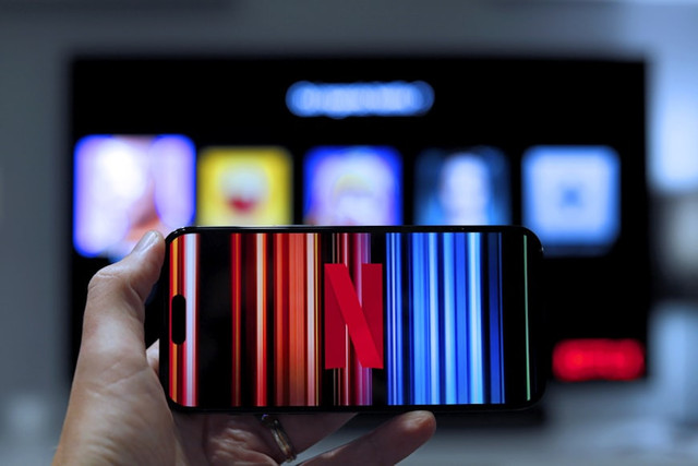 Ilustrasi Nonton film Siapa Dia. Foto: Unsplash/Mathieu Improvisato