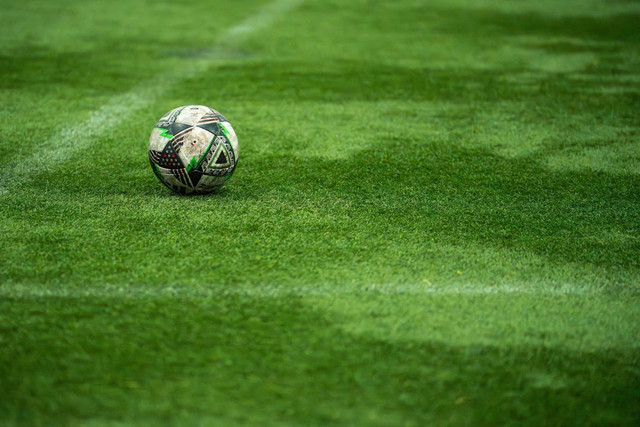 Ilustrasi RANS Nusantara FC vs Sang Maestro FC tayang di mana. Foto: Unsplash.com/William Hadley