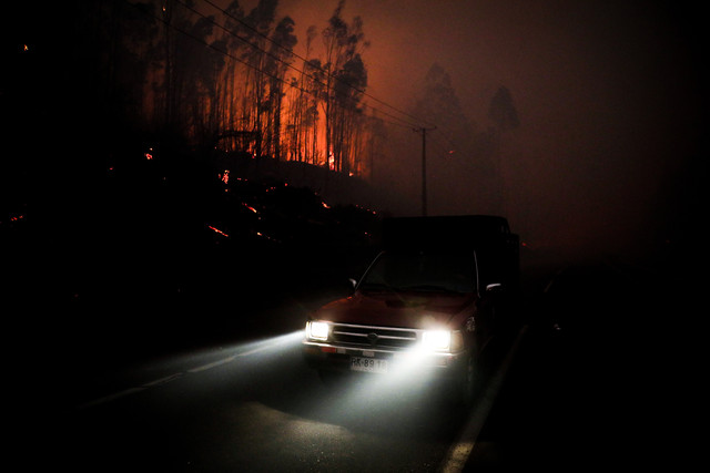 Warga menggunakan mobil mengevakuasi diri dari kebakaran hutan di wilayah Biobio, Concepcion, Chili, (18/1/2026). Foto: REUTERS/Juan Gonzalez 