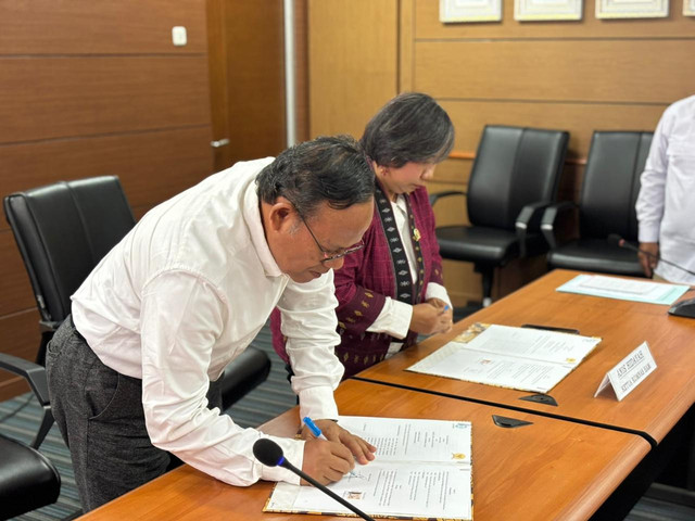 Prosesi penandatanganan nota kesepahaman antara Dewan Pers dan Komnas HAM di Kantor Dewan Pers, Jakarta Pusat, Senin (19/1). Foto: Amira Nada Fauziyyah/kumparan