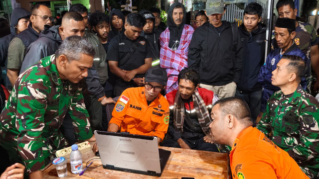 Arman berkoordinasi dengan Tim SAR terkait jalur penemuan korban. Foto: Dok. kumparan