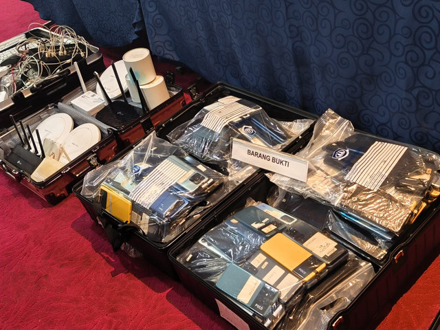 Sejumlah barang bukti yang disita Ditjen Imigrasi RI dari sindikat love scamming internasional di Tangerang, Senin (19/1/2025). Foto: Jeni Ritanti/kumparan