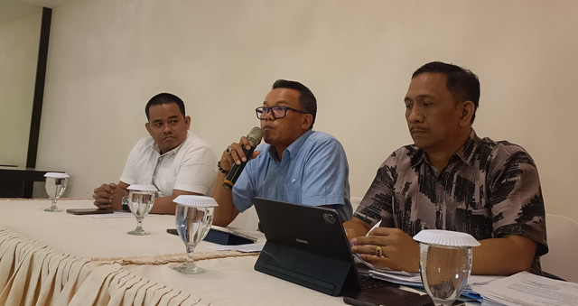 Foto (dari kiri ke kanan): Kabid Pengendalian dan Penanganan Sengketa Kanwil BPN Bali Hardiansyah, Kepala BPN Provinsi Bali I Made Daging, dan kuasa hukumnya I Gede Pasek Suardika. Foto: Denita BR Matondang/kumparan