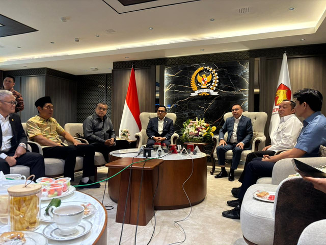 Konferensi Pers oleh Wakil Ketua DPR RI, Sufmi Dasco Ahmad bersama Mensesneg Prasetyo Hadi dan pimpinan Komisi II DPR RI soal wacana Pilkada via DPRD di DPR pada Senin (19/1). Foto: Abid Raihan/kumparan