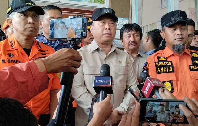 Menteri Perhubungan, Dudy Purwagandhi mengunjungi posko Tim Advance Jungle Unit (AJU) Pesawat ATR yang jatuh di halaman kantor Desa Tompo Bulu, Balocci, Kabupaten Pangkep, Senin (19/1). Foto: Dok.kumparan