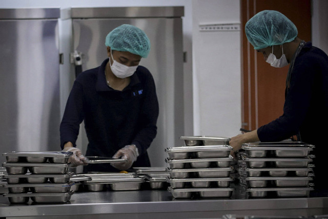 Petugas menyiapkan makanan di SPPG Jakarta Barat, Senin (6/1/2025). Foto: Jamal Ramadhan/kumparan