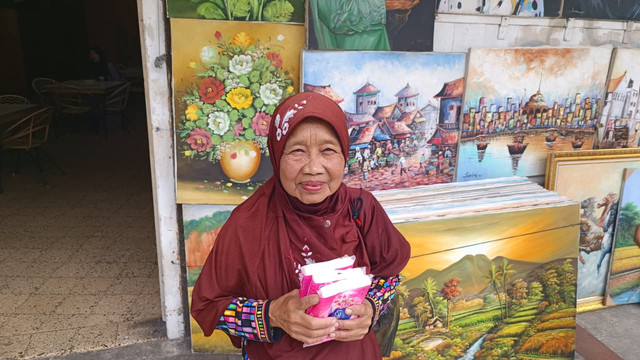 Nenek Emi Suhaemi (74), penjual tisu keliling di kawasan Braga, Kota Bandung pada (19/1). Foto: Abisatya/kumparan