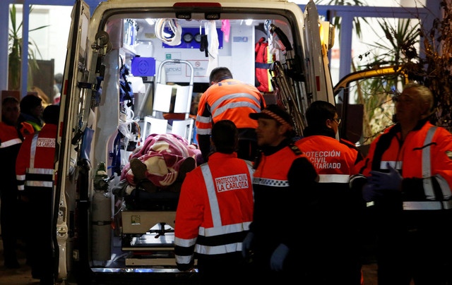 Para korban kecelakaan kereta api yang menewaskan banyak orang dipindahkan dan dirawat di Caseta Municipal di kota Adamuz, setelah sebuah kereta api berkecepatan tinggi tergelincir dan bertabrakan dengan kereta api lain. Foto: REUTERS/Alex Gallegos 