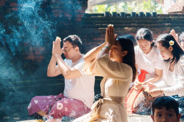 KMHD LSPR Bali Gelar Melukat untuk Pelestarian Tradisi dan Penguatan Spiritual