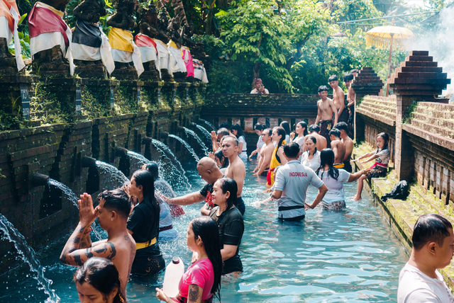 KMHD LSPR Bali Gelar Melukat untuk Pelestarian Tradisi dan Penguatan Spiritual (1)