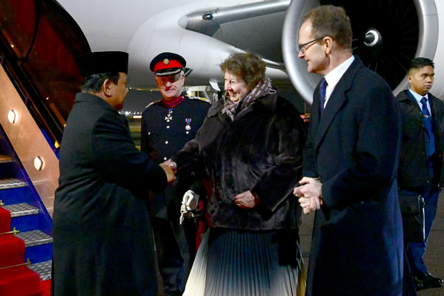 Presiden Republik Indonesia, Prabowo Subianto tiba di Bandar Udara London Stansted, Inggris, pada Minggu (18/1) waktu setempat. Foto: Muchlis Jr. - Biro Pers Sekretariat Presiden
