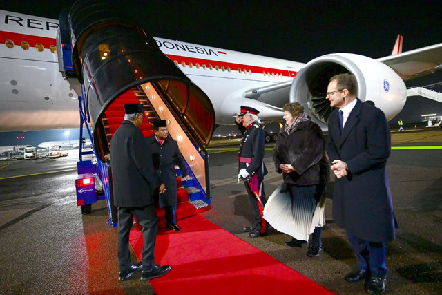 Presiden Republik Indonesia, Prabowo Subianto tiba di Bandar Udara London Stansted, Inggris, pada Minggu (18/1) waktu setempat. Foto: Muchlis Jr. - Biro Pers Sekretariat Presiden