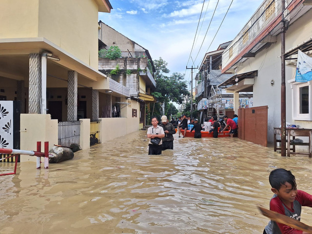 Warga melintasi banjir di Karawang, Jawa Barat. Senin (19/1). Foto: Dok Istimewa