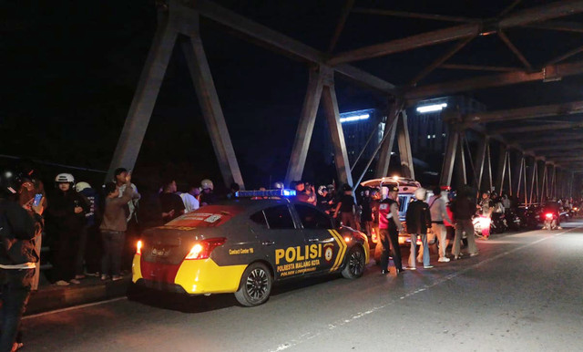 Warga dan petugas berada di lokasi percobaan bunuh diri di Kota Malang. Foto: Dok. Istimewa