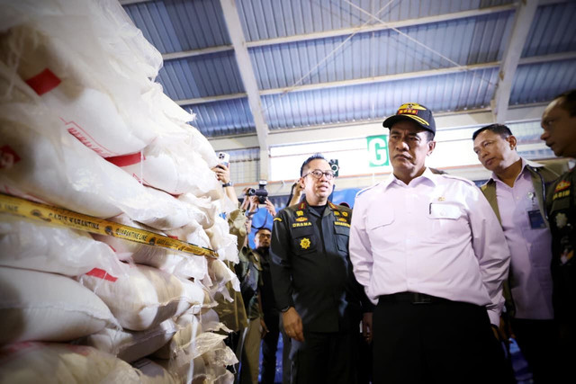 Mentan Amran saat sidak ke tanjung Balai Karimun, sita 1.000 ton beras ilegal. Foto: Dok. Kementan
