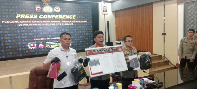Kapolres Cianjur, AKBP Alexander Yurikho Hadi, dalam konpers di Mapolres Cianjur, Senin (19/1/2026). Dok: kumparan