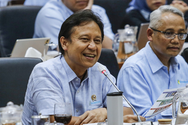 Menteri Kesehatan Budi Gunadi Sadikin (kiri) bersama Sekretaris Jenderal Kementerian Kesehatan Kunta Wibawa (kanan) menyampaikan paparan saat rapat kerja (raker) dengan Komisi IX DPR di Kompleks Parlemen, Senayan, Jakarta, Senin (19/1/2026). Foto: ANTARA FOTO/Asprilla Dwi Adha