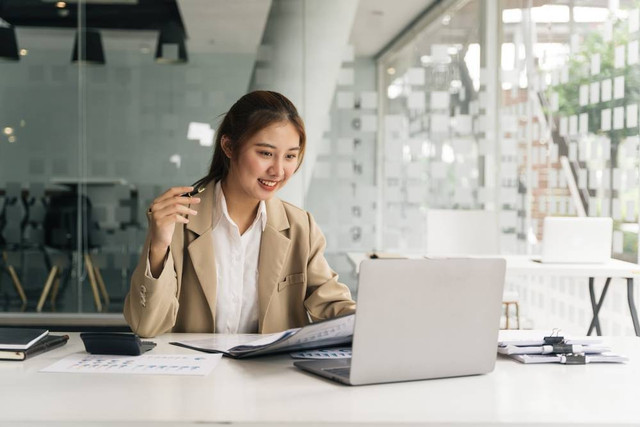  Ilustrasi perempuan di kantor. Foto: Shutterstock