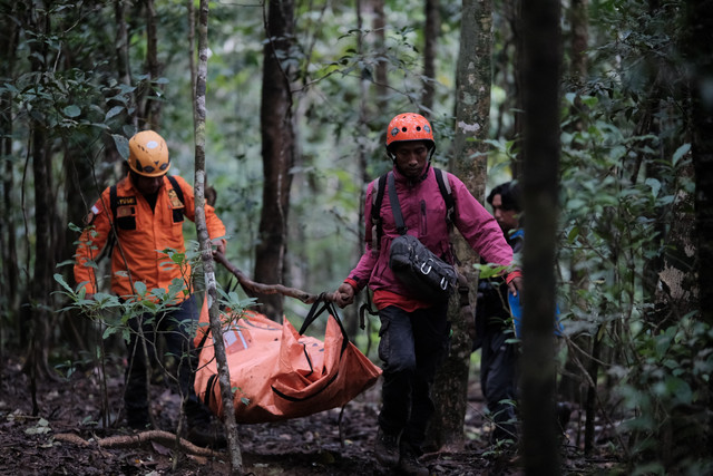 Tim SAR Gabungan membawa kantong berisi serpihan pesawat ATR 42-500 milik IAT di Gunung Bulusaraung, Kabupaten Pangkep, Sulawesi Selatan, Minggu (18/1/2026). Foto: Muchtamir/ANTARA FOTO