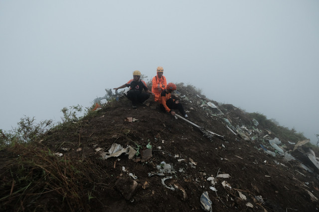 Tim SAR gabungan mengumpulkan serpihan pesawat ATR 42-500 milik IAT di Puncak Gunung Bulusaraung, Kabupaten Pangkep, Sulawesi Selatan, Minggu (18/1/2026). Foto: Muchtamir/ANTARA FOTO