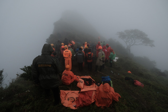 Tim SAR gabungan memeriksa serpihan pesawat ATR 42-500 milik IAT di Puncak Gunung Bulusaraung, Kabupaten Pangkep, Sulawesi Selatan, Minggu (18/1/2026). Foto: Muchtamir/ANTARA FOTO