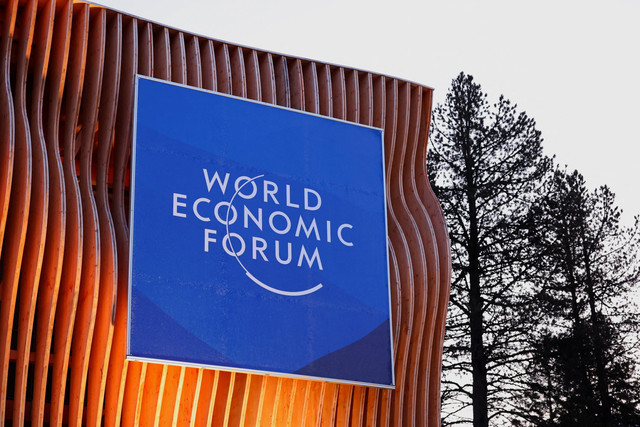 Logo Forum Ekonomi Dunia pada sebuah gedung di Pusat Kongres selama pertemuan tahunan Forum Ekonomi Dunia ke-56 di Davos, Swiss, Senin (19/1/2026). Foto: Oupa Nkosi/REUTERS