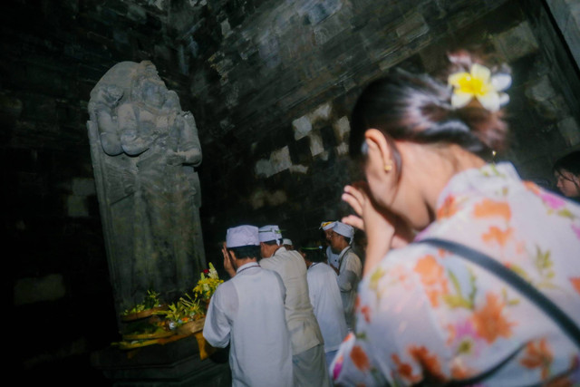 Umat Hindu beribadah di depan arca Siwa Mahadewa yang berada di sisi timur Candi Siwa, kompleks Candi Prambanan, Yogyakarta, Sabtu (17/1/2026). Foto oleh Bima Aditiawan Putra