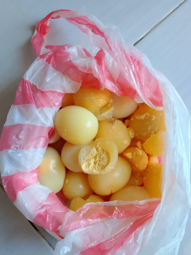 Viral telur diduga palsu saat hajatan di Kecamatan Banda, Kabupaten Maluku Tengah, Maluku. Foto: Dok. Istimewa